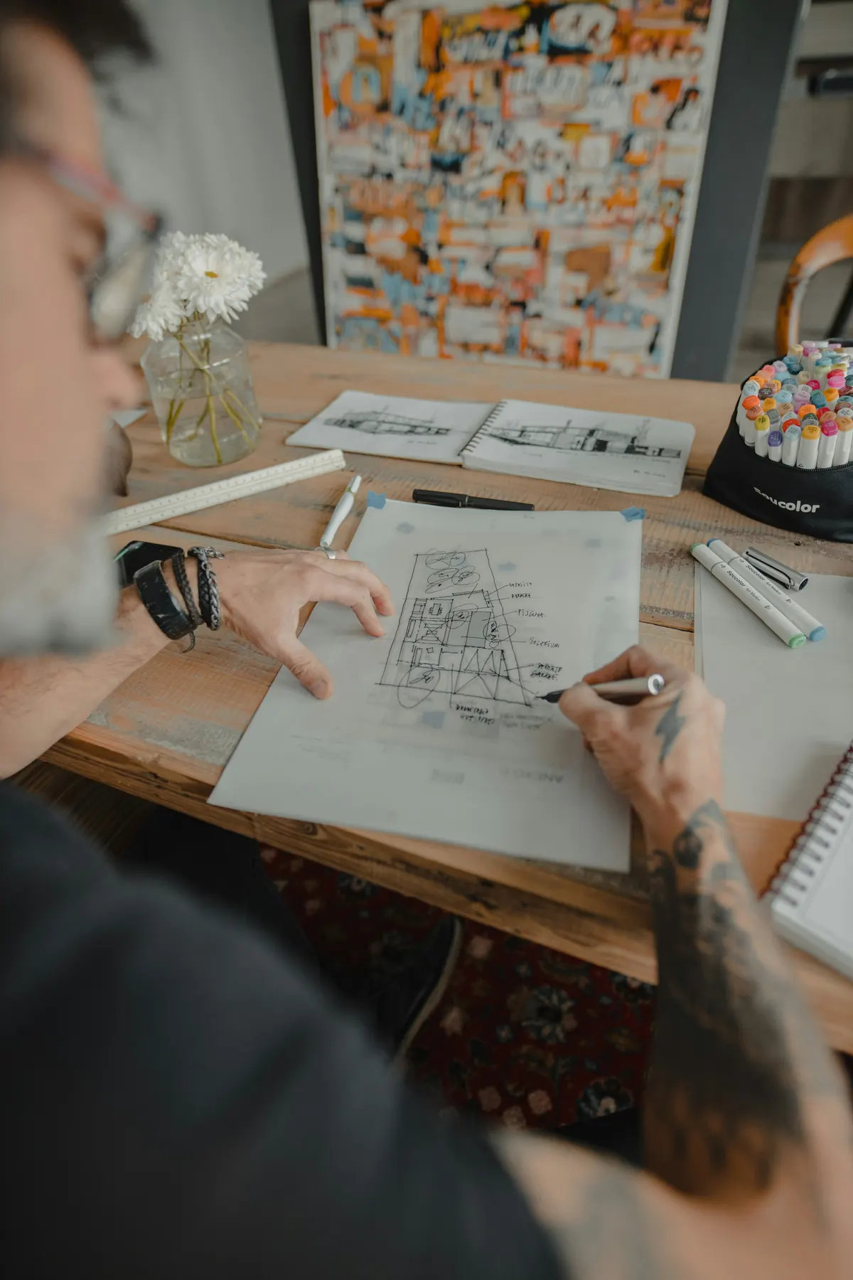 Un architecte dessine un plan à son bureau